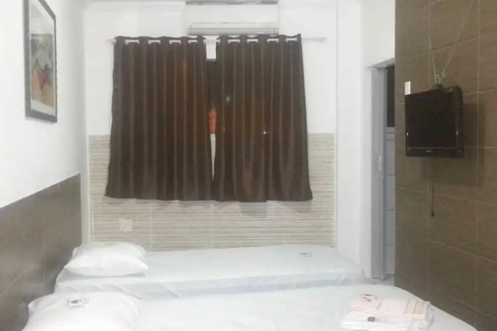 Room 4 of 25