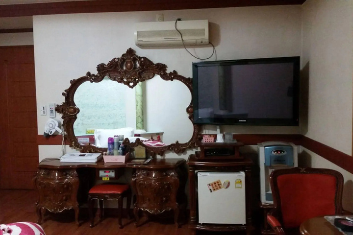 Room 4 of 9