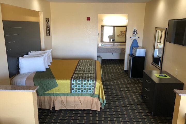 Deluxe King Bed (1 of 14)