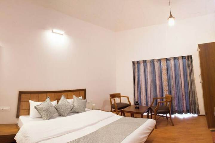 Room 4 of 33