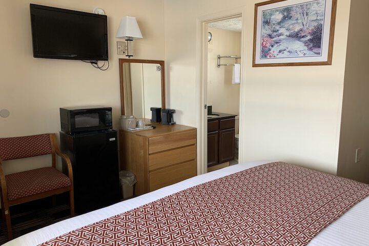 1 King Bed (2 of 6)
