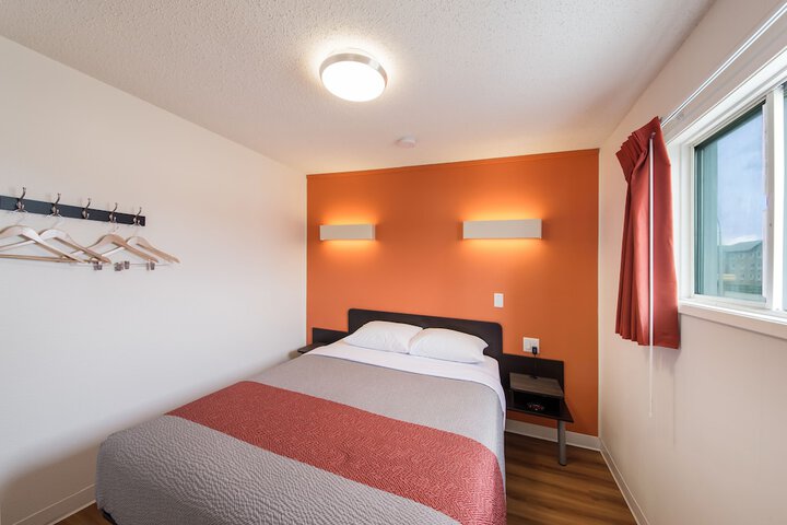 Room 32 of 46