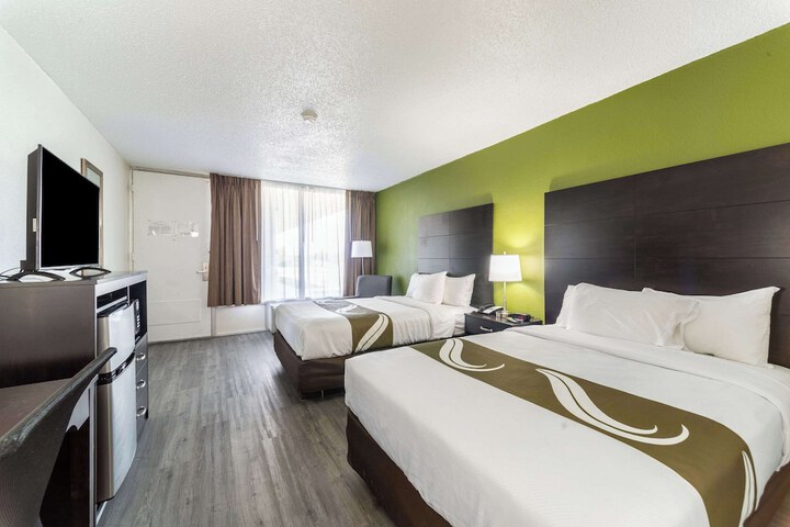 2 Double Beds (7 of 18)