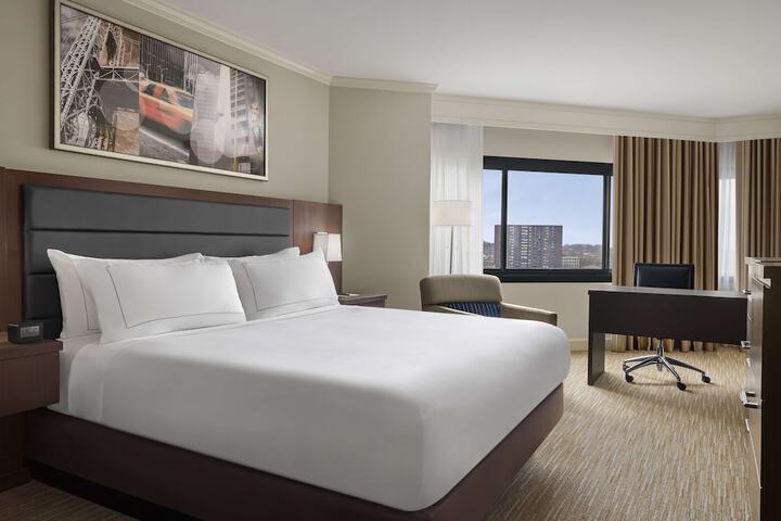1 King Bed (2 of 6)