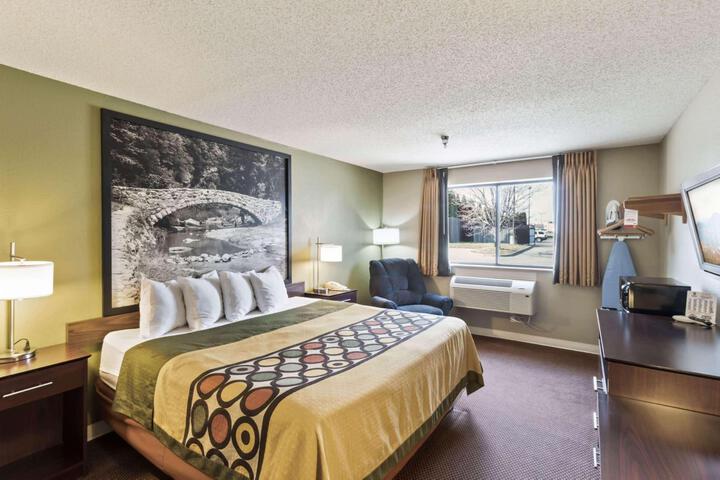 1 Queen Bed (9 of 16)