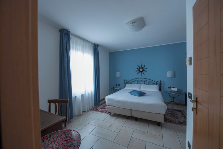 Room 13 of 25