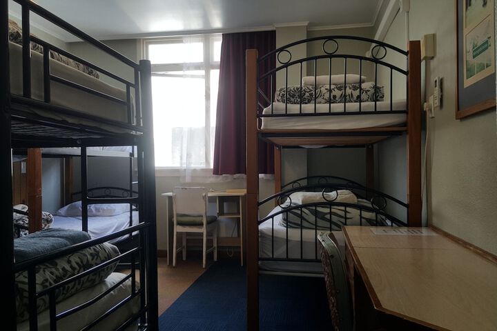 Room 28 of 76
