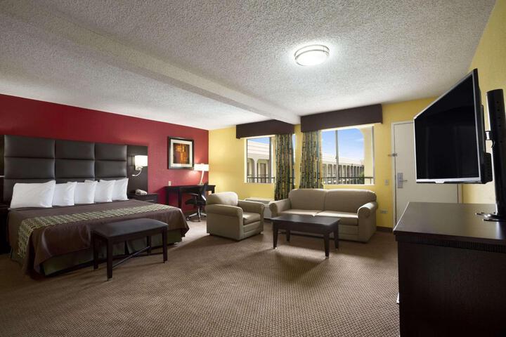 1 Queen Bed (6 of 8)