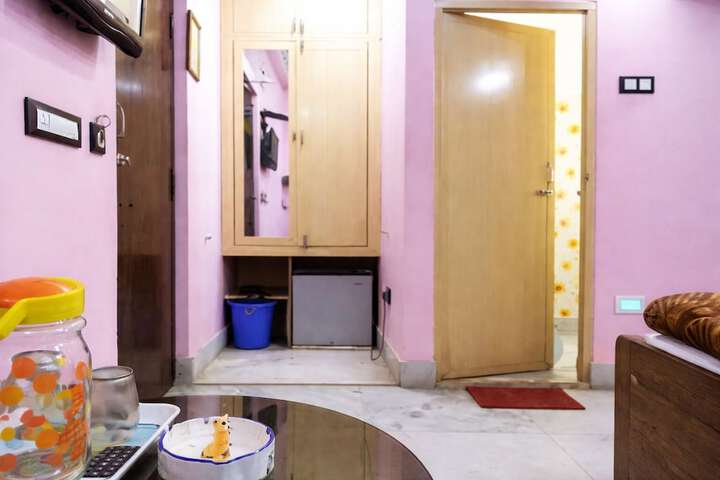 Room 6 of 12