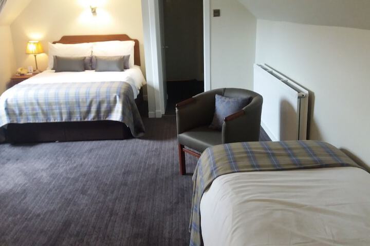 Room 35 of 144