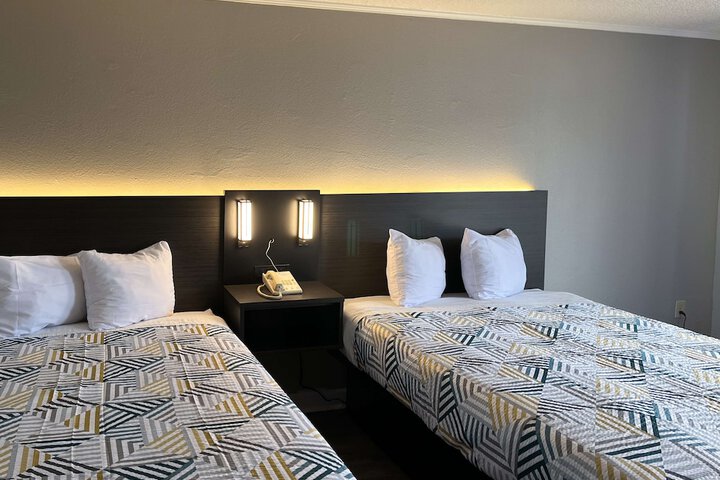 2 Queen Beds Micfridge (5 of 6)