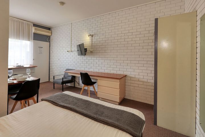Room 9 of 25