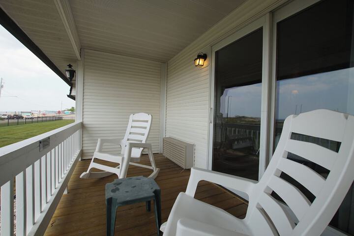 Economy Queen Bed Lake View Patio (50 of 82)