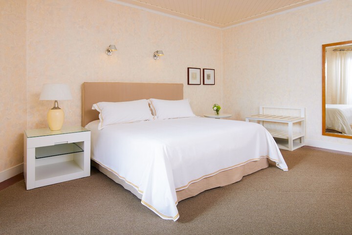 Room 6 of 76