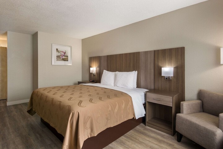1 King Bed (5 of 22)
