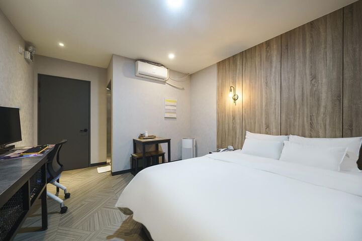 Room 72 of 82