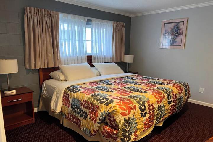 Basic 2 Queen Beds (7 of 21)