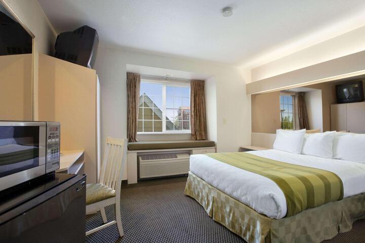 1 Queen Bed (7 of 26)