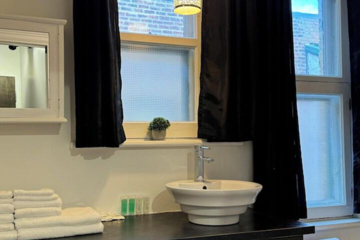 Room 6 of 9