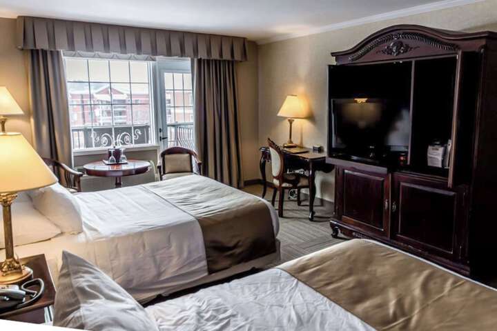 1 Queen Bed Accessible (3 of 27)