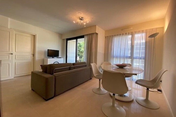 Lounge 40 of 69