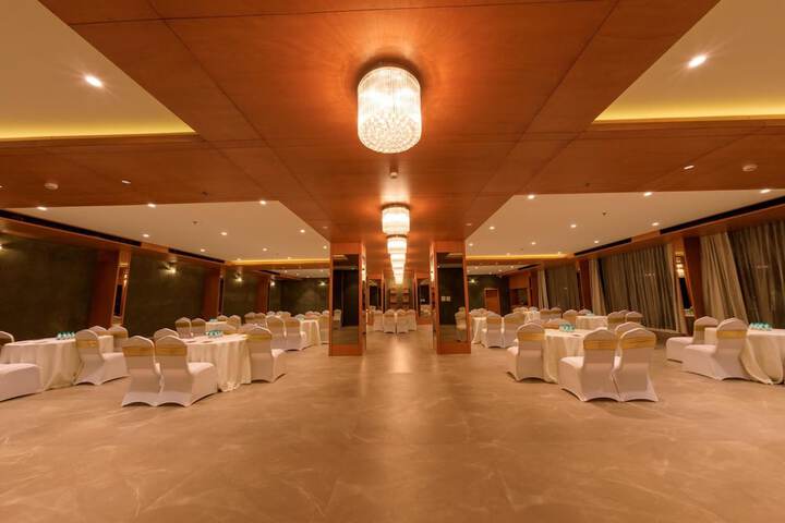 Ballroom/Hall 28 of 31