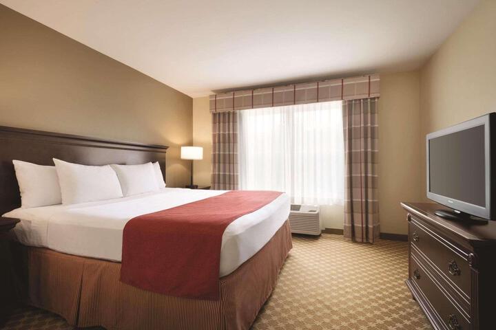 1 King Bed (4 of 5)