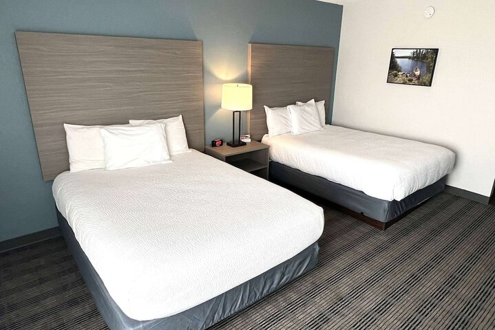 2 Queen Beds (11 of 12)