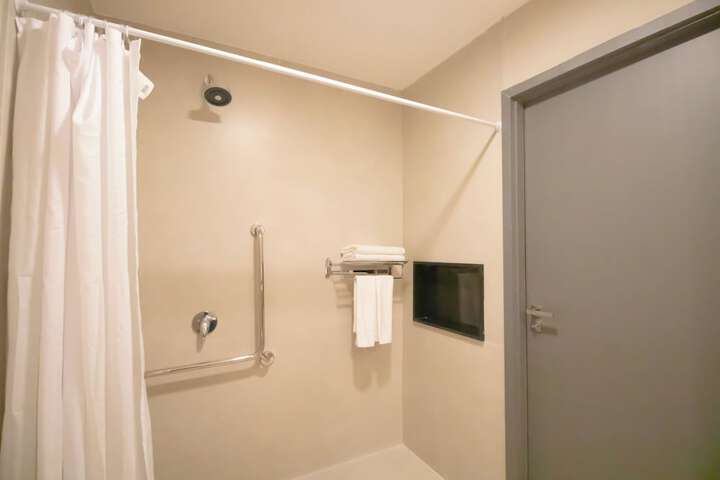 Room 43 of 122