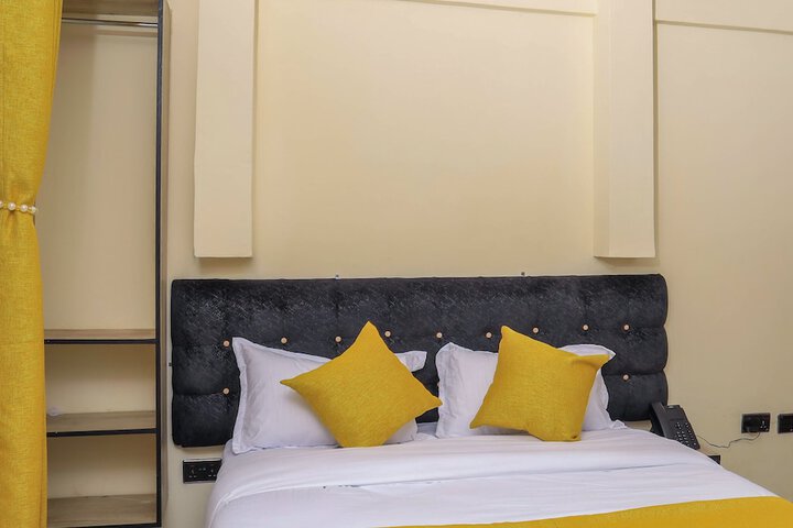 Room 12 of 28