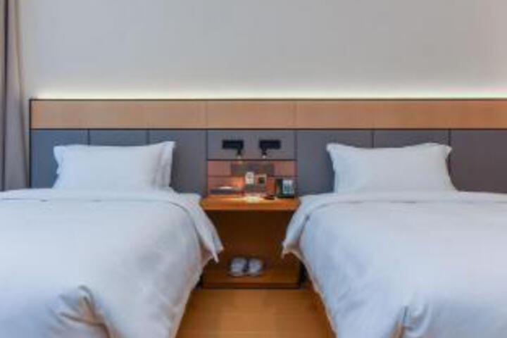 Room 17 of 18