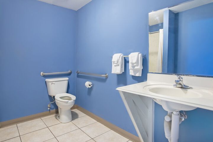 Room 5 of 10