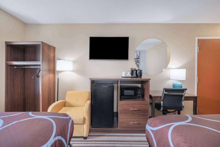 1 Queen Bed (9 of 18)