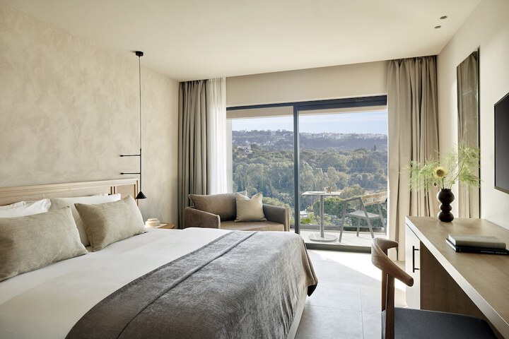 Room 4 of 105