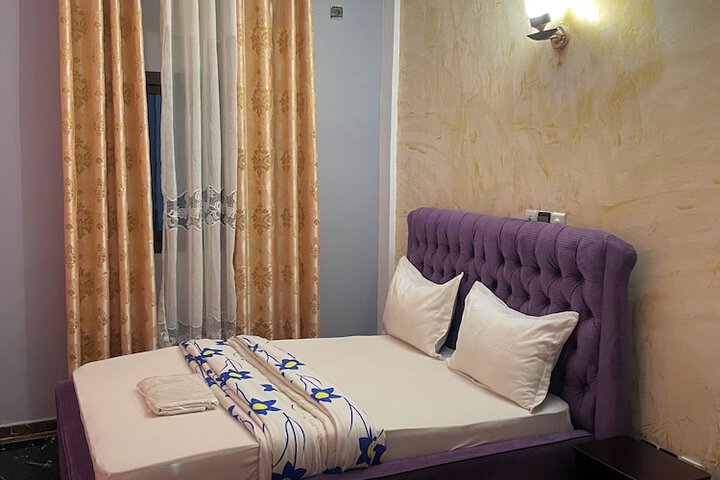 Room 8 of 118