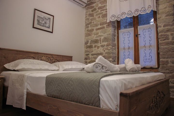 Room 6 of 18