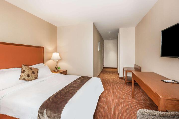 2 Double Beds Bathtub (6 of 7)
