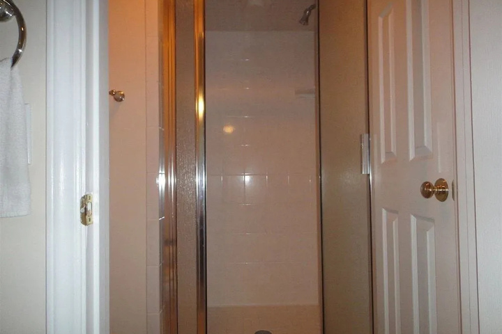 Room 8 of 12