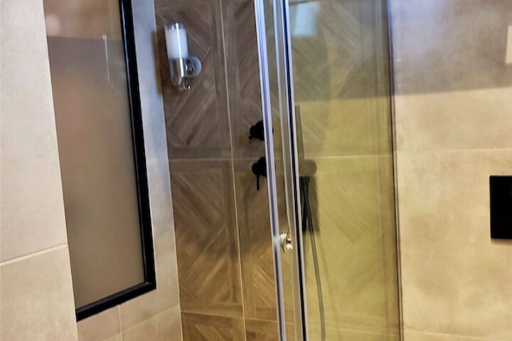 Room 120 of 194