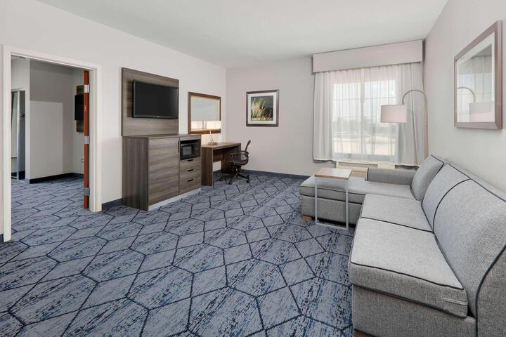 1 King Bed Accessible Room Tub with Grab Bars (7 of 23)