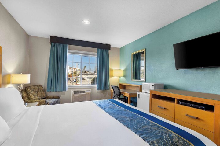 1 King Bed Accessible (5 of 12)