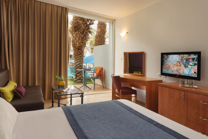 Room 32 of 80