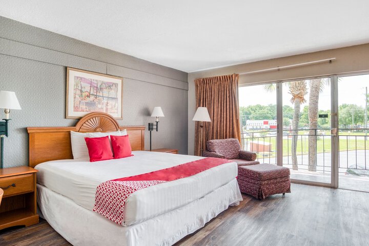 1 King Bed (8 of 8)