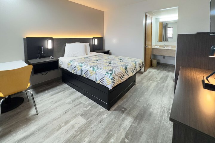 1 Double Bed Refrigerator, Microwave (2 of 21)