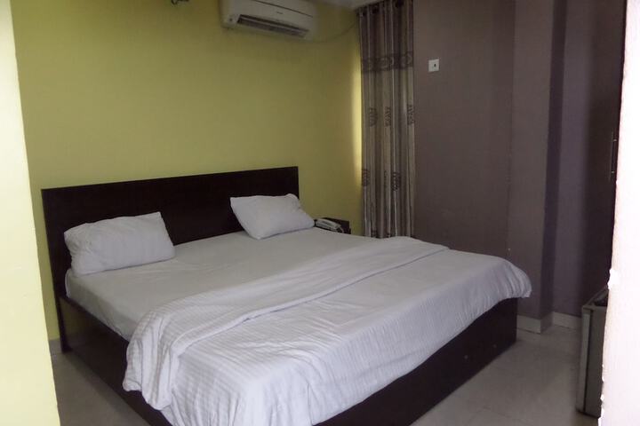 Room 9 of 35