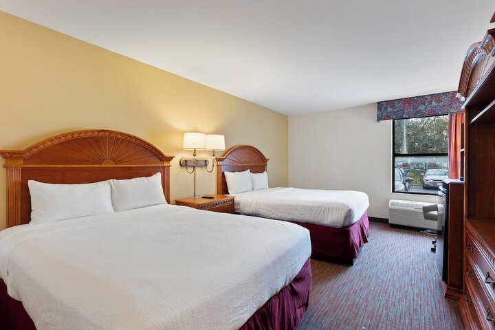 2 Queen Beds (5 of 11)