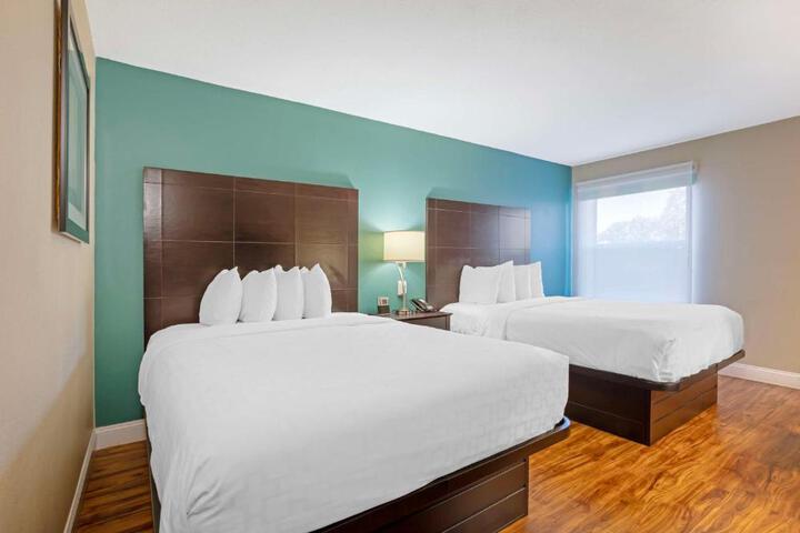 2 Queen Beds Pet Friendly Room, Microwave and Refrigerator Full Breakfast (13 of 14)