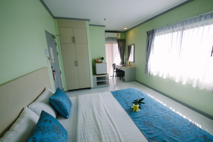 Room 8 of 83