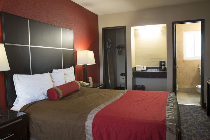 1 Queen Bed (8 of 23)