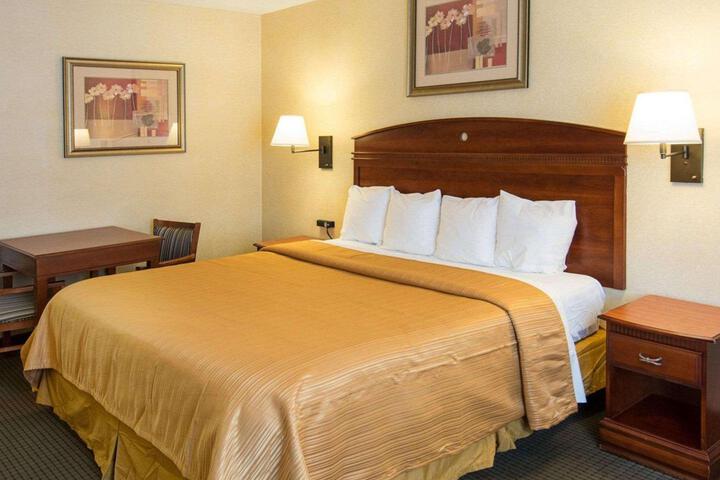 1 King Bed Business Room (3 of 5)
